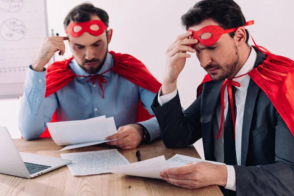 Nachdenkliche Gutaussehende Superunternehmer Masken Und Umhängen Die Büro Mit Papieren — Stockfoto