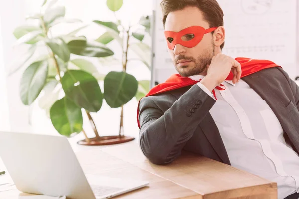 Bonito Super Empresário Máscara Capa Olhando Para Laptop Escritório — Fotografia de Stock