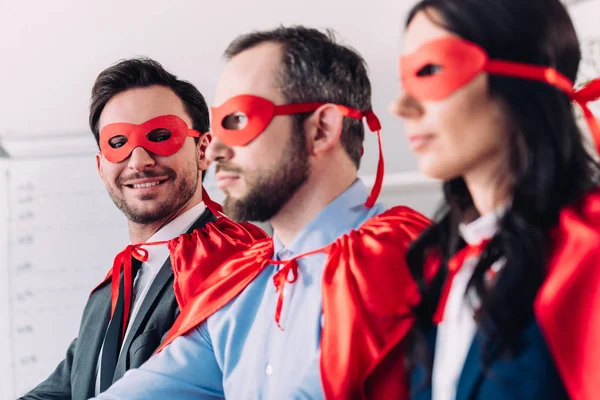 Vista Lateral Super Empresarios Sonrientes Máscaras Capas Mirando Hacia Otro — Foto de Stock