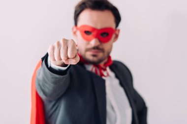 maske ve üzerinde beyaz izole yumruk gösterilen cape yakışıklı süper işadamı