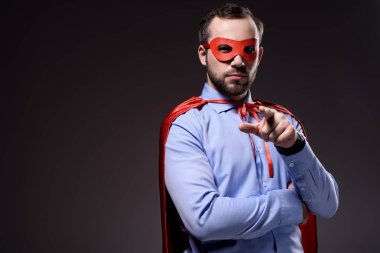 maske ve siyahta izole kamera işaret cape yakışıklı süper işadamı