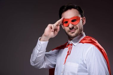 maske ve siyahta izole cape selamlayan yakışıklı süper işadamı