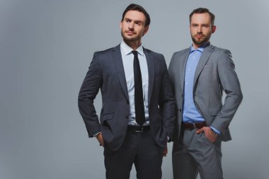 gri izole ciddi yakışıklı iş adamları