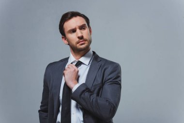 ciddi yakışıklı işadamı kravat gri izole sabitleme