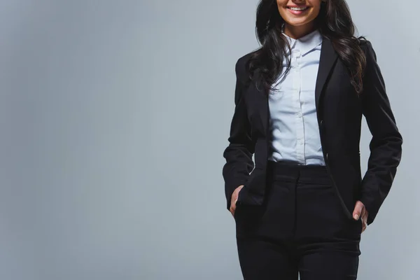 Abgeschnittenes Bild Einer Lächelnden Geschäftsfrau Isoliert Auf Grau — Stockfoto