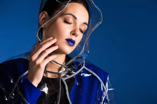 Dromerige Vrouw Met Blauwe Lippenstift Dragen Regenjas Geïsoleerd Blauwe Achtergrond — Stockfoto