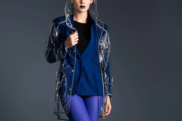 Donna Posa Giacca Blu Impermeabile Trasparente Isolato Sfondo Scuro — Foto Stock