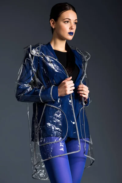 Брюнетка Дівчина Синій Куртці Плащі Ізольовані Темному Фоні — стокове фото