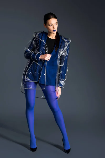 Νεαρή Κοπέλα Μπλε Κραγιόν Που Φοράει Διαφανές Αδιάβροχο Σκούρο Φόντο — Δωρεάν Φωτογραφία