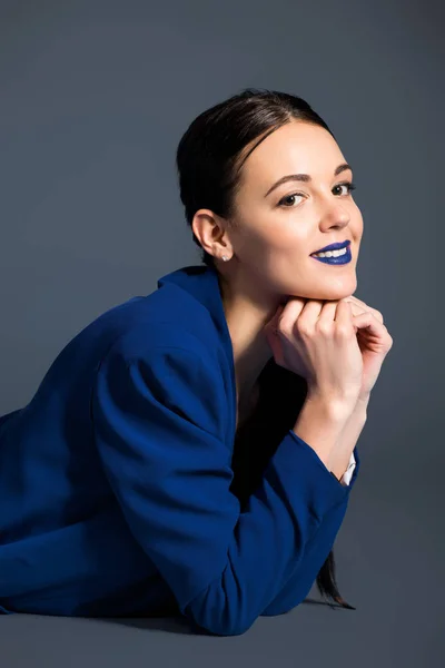Menina Sorridente Com Batom Azul Vestindo Casaco Azul Fundo Escuro — Fotografia de Stock Grátis