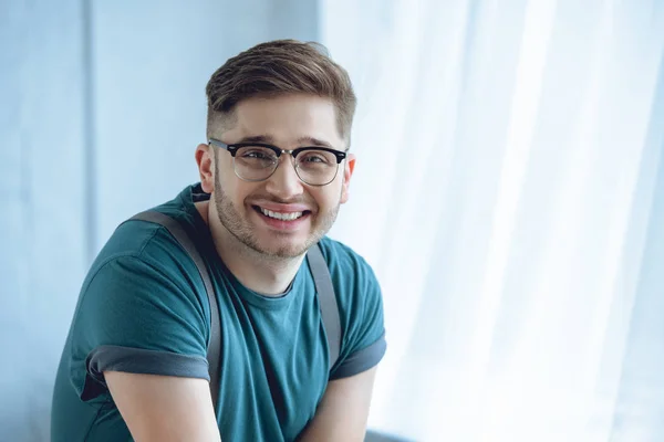 Porträt Eines Jungen Mannes Mit Brille Der Die Kamera Lächelt — Stockfoto