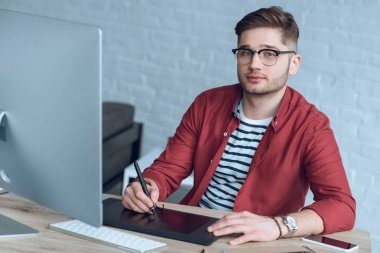 Adam freelancer iş bilgisayar ve grafik tablet içeren tablo tarafından