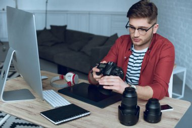 Adam freelancer çalışan bilgisayar ve grafik tablet içeren tablo tarafından el kamera ile