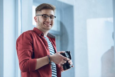 Kamera ışık cam kenarında tutarak mutlu serbest meslek