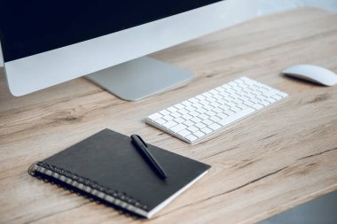 Defter ve tablo boş ekran ile bilgisayar tarafından klavyede