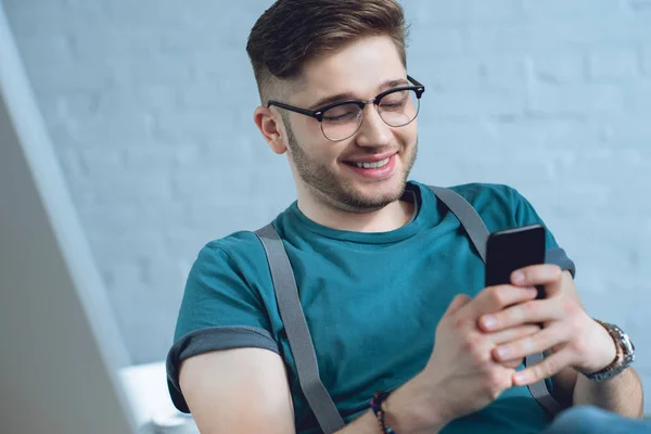 Handsome Smiling Young Man Using Smartphone — Free Stock Photo