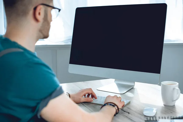 Tiro Recortado Jovem Freelancer Usando Computador Desktop Com Tela Branco — Fotografia de Stock