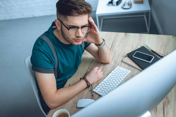 Vista Ángulo Alto Hombre Joven Concentrado Gafas Que Trabajan Con — Foto de Stock