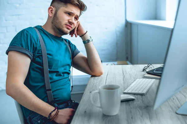 Fundersam Ung Man Arbetar Med Stationär Dator Hemma Kontor — Stockfoto