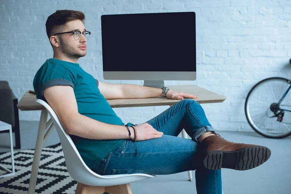 Pensativo Freelancer Trabajando Por Mesa Mirando Hacia Otro Lado —  Fotos de Stock