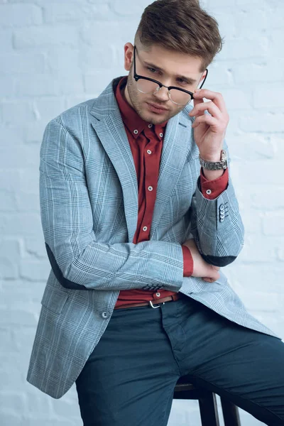 Bearded Young Man Wearing Stylish Glasses Brick Wall — Free Stock Photo