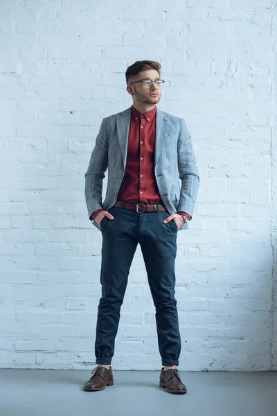 Αυτοπεποίθηση Γενειοφόρος Άνδρας Γκρι Κοστούμι Στέκεται Μπροστά Από Λευκό Τοίχο — Φωτογραφία Αρχείου