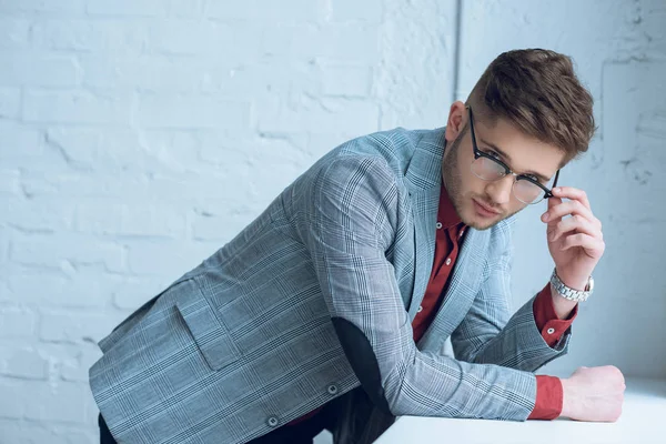 Attraktiva Skäggige Mannen Bär Kostym Och Glasögon Lutande Fönsterbrädan — Stockfoto