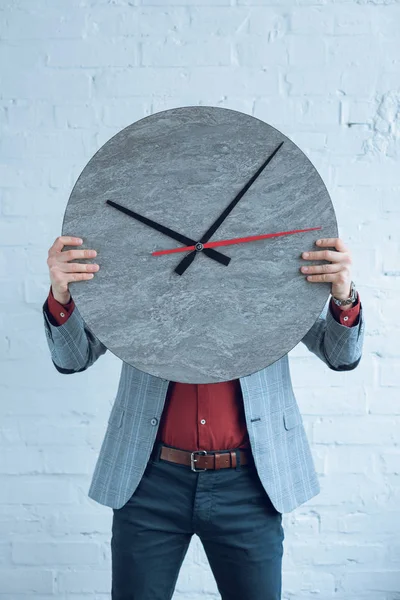 Hombre Sosteniendo Gran Reloj Delante Cara — Foto de Stock