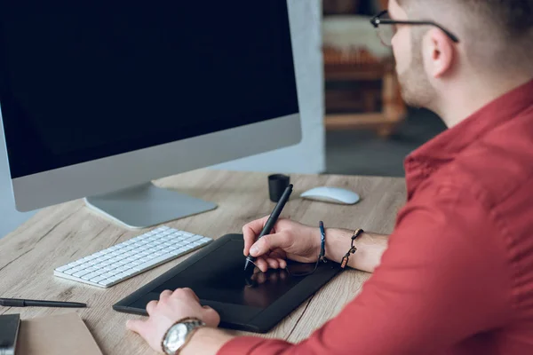 Desenho Homem Barbudo Com Tablet Gráfico Por Mesa Com Computador — Fotografia de Stock