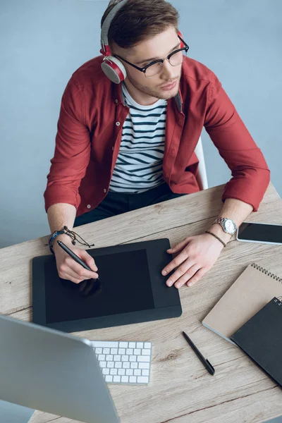 Hombre Freelancer Auriculares Trabajo Por Mesa Con Ordenador Tableta Gráfica — Foto de Stock
