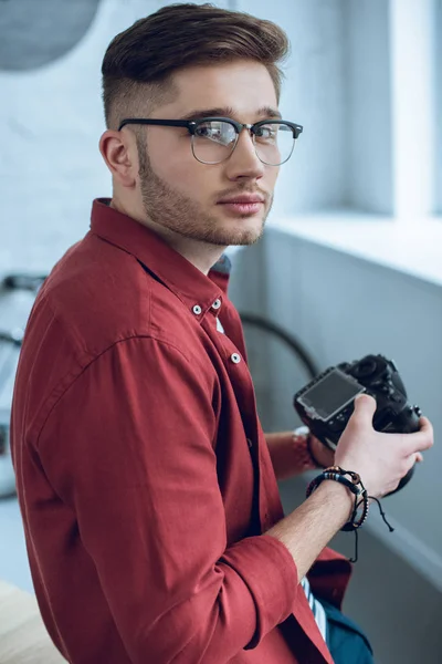 Uomo Barbuto Che Tiene Fotocamera Digitale Dalla Finestra Luminosa — Foto Stock