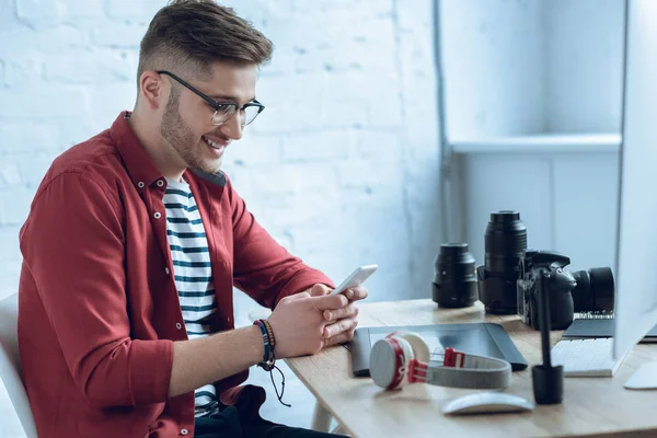 Hombre Freelancer Feliz Usando Teléfono Inteligente Sentado Junto Mesa Trabajo —  Fotos de Stock