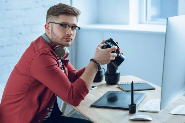 Young Photographer Holding Professional Camera Working Table — Stock Photo, Image