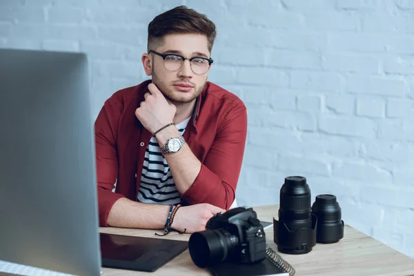 Mladý Vousatý Muž Pracovního Stolu Fotoaparátem Počítačem — Stock fotografie