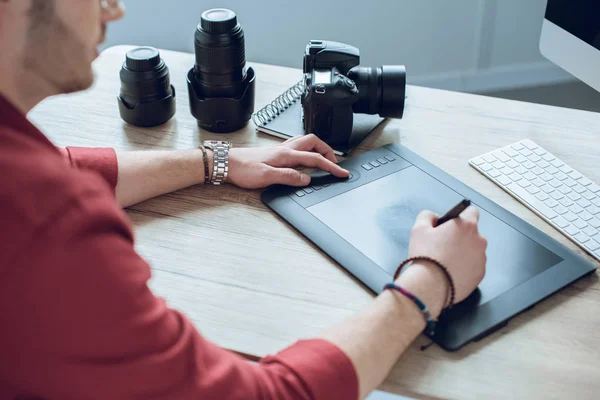 Desenho Homem Barbudo Com Tablet Gráfico Por Mesa Com Computador — Fotografia de Stock