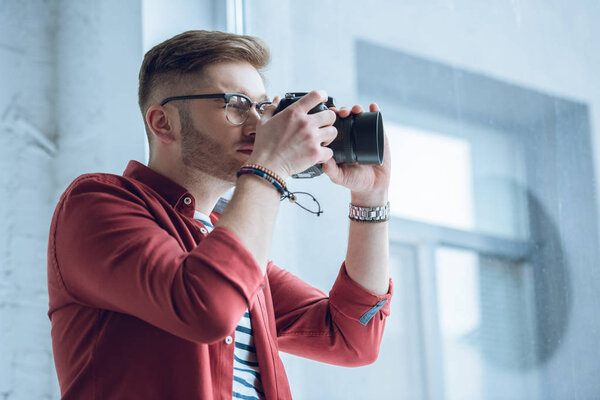 Человек фрилансер на работе съемки с цифровой камеры
