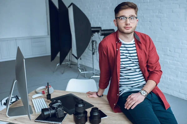 Jonge Fotograaf Zittend Tafel Met Camera Computer — Gratis stockfoto