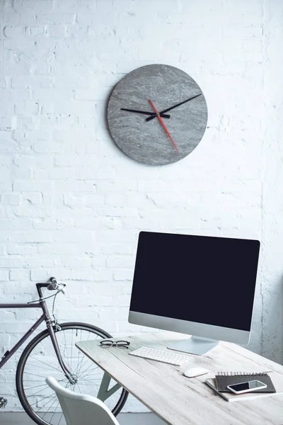Local Trabalho Moderno Com Computador Desktop Dispositivos Digitais Imagens Royalty-Free