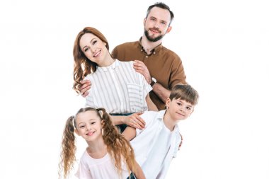 neşeli aile birlikte duran ve üzerinde beyaz izole kamera gülümseyen iki çocuklu