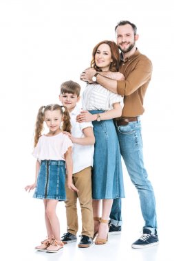 birlikte duran ve üzerinde beyaz izole kamera gülümseyen iki çocuklu mutlu aile görünümünü tam uzunlukta