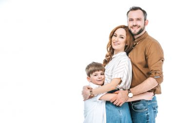 mutlu anne sarılma ve üzerinde beyaz izole kamera gülümseyen sevimli küçük oğlu ile