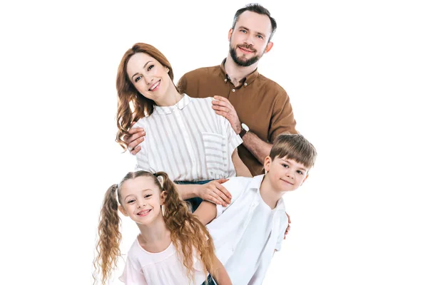 Veselá Rodina Dvěma Dětmi Stojí Dohromady Usmívá Kameru Izolované Bílém — Stock fotografie