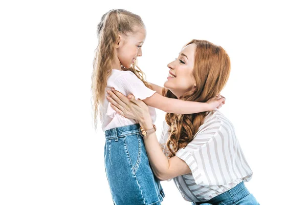 Vista Lateral Bela Mãe Feliz Filha Abraçando Sorrindo Uns Aos — Fotografia de Stock