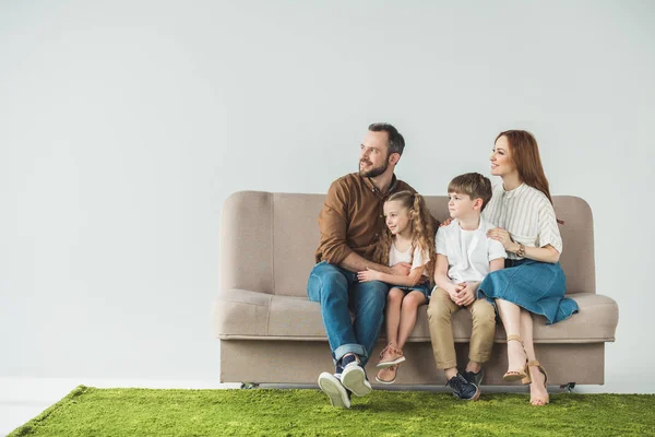 Семья сидит на диване — стоковое фото