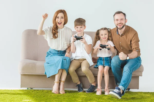 Famiglia che gioca ai videogiochi — Foto Stock