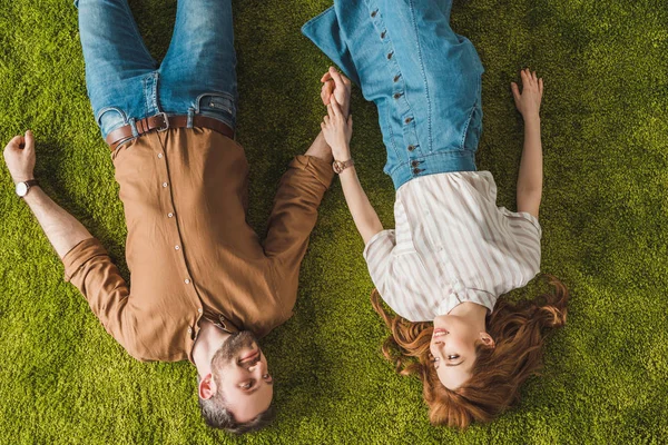 Bovenaanzicht Van Het Gelukkige Paar Liggend Groen Gazon Glimlachen Elkaar — Stockfoto