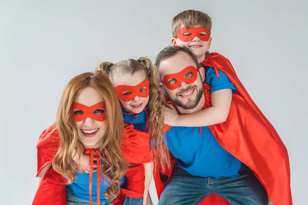 Super Familie Maskers Mantels Met Plezier Samen Glimlachend Camera Geïsoleerd — Stockfoto