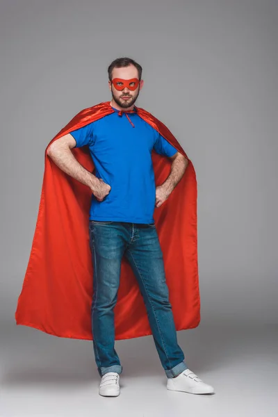 Hombre Capa Roja Máscara Pie Con Las Manos Cintura Mirando — Foto de Stock