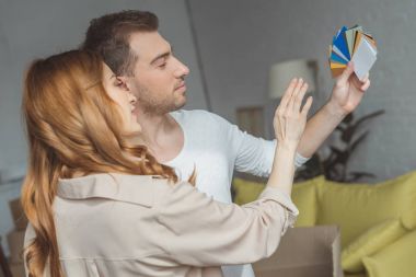 Palet seyir ve daire tadilatı sırasında renk seçerek genç çift yan görünüm