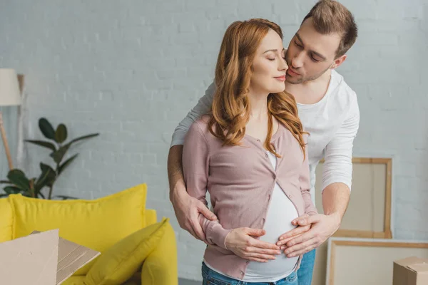 Junger Mann Umarmt Und Küsst Glückliche Schwangere Neuer Wohnung — Stockfoto